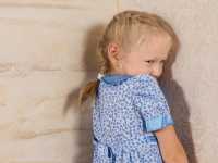 طرق التعامل مع  الطفل الانطوائي  الخجول - تربية طفل